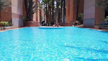 3 outdoor pools, lifeguards on site