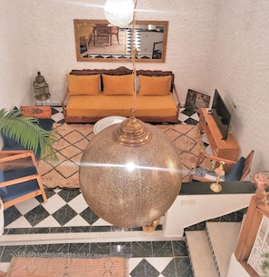 Familienhaus, 3 Schlafzimmer, Poolzugang, Stadtblick | Wohnbereich | 50-Zoll-Flachbildfernseher mit Digitalempfang, Fernseher, Netflix