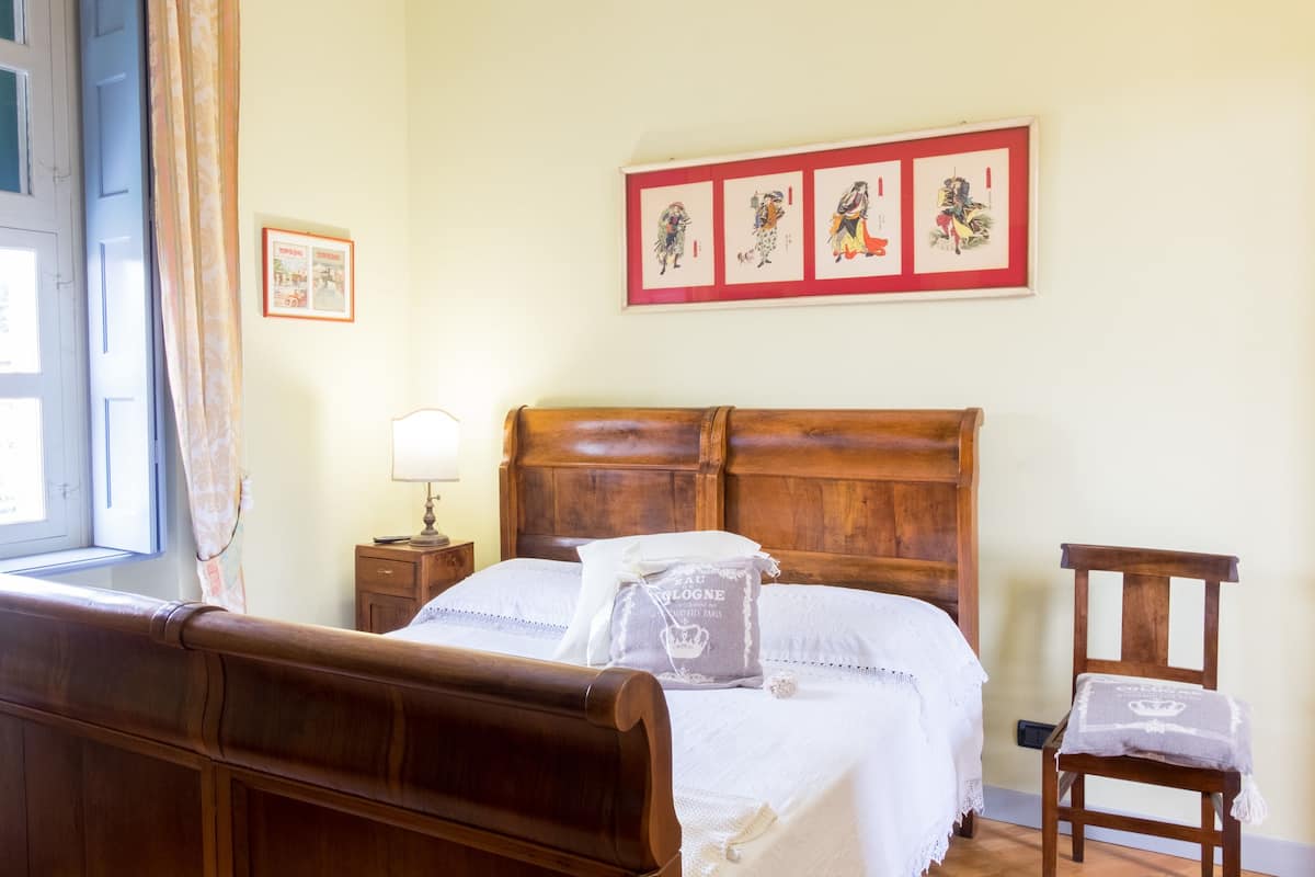 Exclusieve kamer | Luxe beddengoed, een minibar, een kluis op de kamer, een bureau