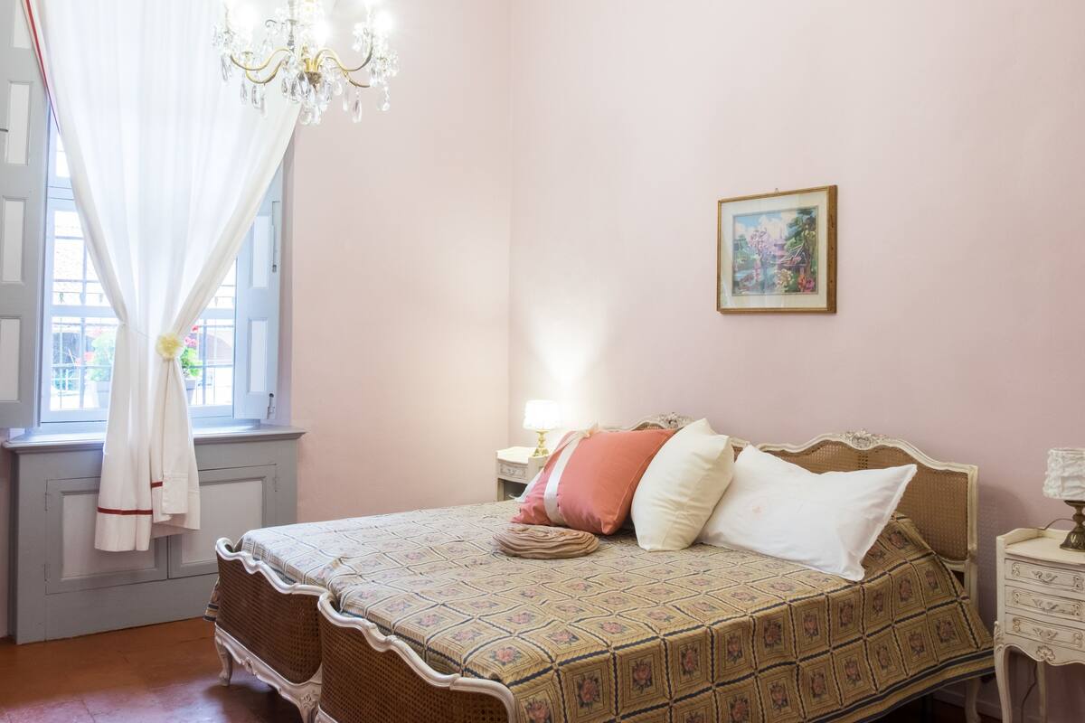 Luxe beddengoed, een minibar, een kluis op de kamer, een bureau