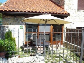 Outdoor dining - Villamoronta Rural Cottage for 2 +1 people (La Rad)