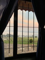 Decoración personalizada, muebles diferentes y ropa de cama 