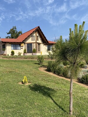 Family Cabin, 3 Bedrooms, Fireplace, Mountain View (Manzano) | Individually decorated, individually furnished, bed sheets - Cabañas en Huerta La Misión (Zacatlán)