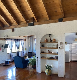 Family Cabin, 3 Bedrooms, Fireplace, Mountain View (Manzano) | Living area | 32-inch flat-screen TV with digital channels, TV, DVD player - Cabañas en Huerta La Misión (Zacatlán)