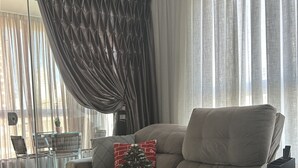 Ein stilvolles Wohnzimmer mit einer Couch, einem Glastisch und einem Beistelltisch.