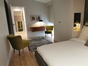 2 bedrooms, desk, iron/ironing board, free WiFi - Perfect apt on Saint-Michel blvd (Paris)