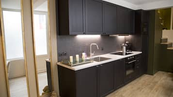 Kühlschrank, Mikrowelle, Ofen, Herdplatte