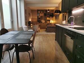 Fridge, microwave, oven, stovetop - Perfect apt on Saint-Michel blvd (Paris)