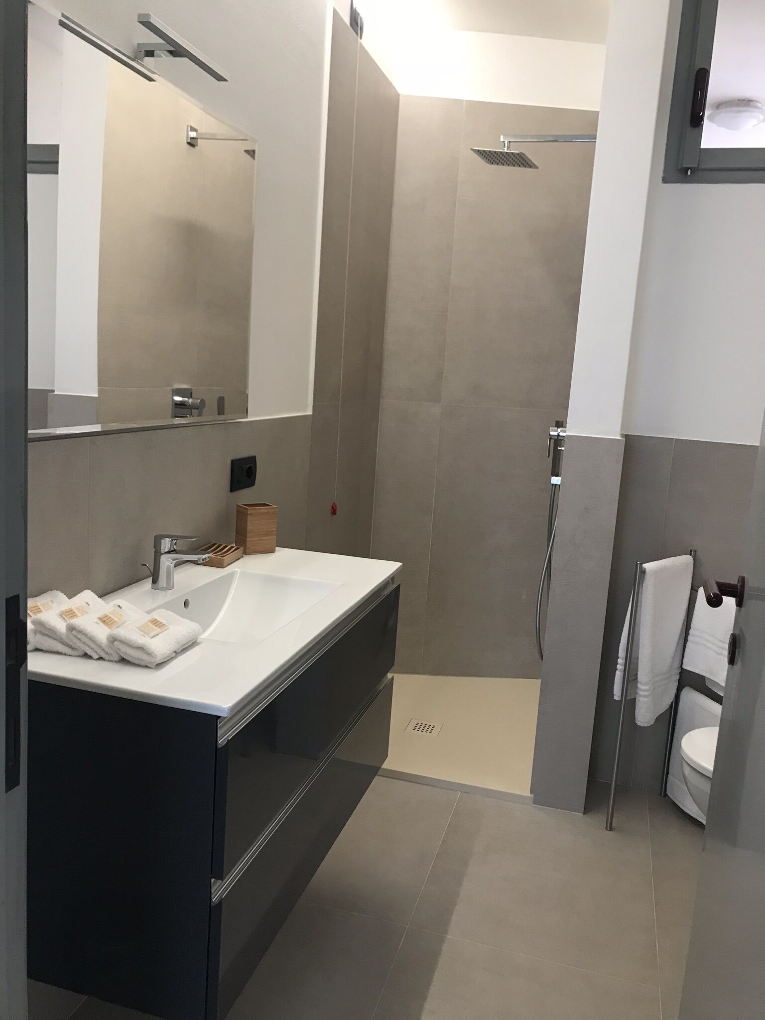 Séchoir à cheveux, serviettes fournies, papier de toilette