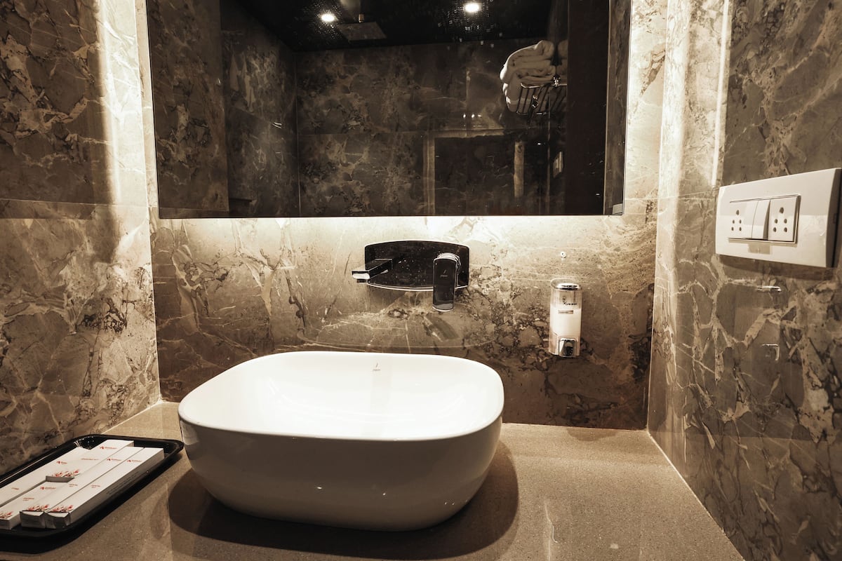 Family Room | Bathroom | Shower, towels