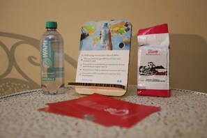 Baignoire, sèche-cheveux, serviettes fournies, savon