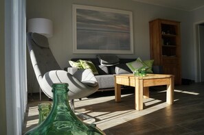 TV, books - FriesenART - Relax in style right on the dike and harbor. Dogs are welcome! (Norddeich)