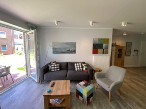 TV - StrandART - Dream location at the harbor for four people and dog (Norddeich)