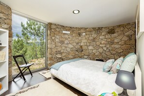 2 sovrum, värdeförvaringsskåp på rummet och skrivbord