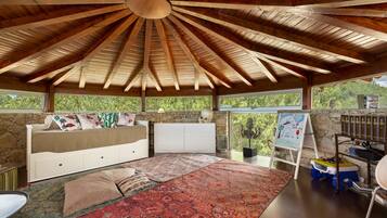 2 bedrooms, in-room safe, desk, iron/ironing board