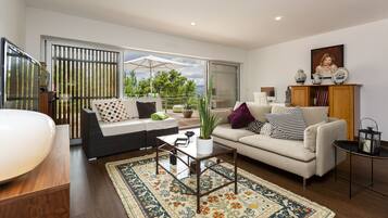 Smart-TV, Kamin, Videospiele, DVD-Player