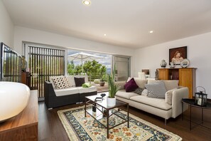 Smart-tv, eldstad, tv-spel och dvd-spelare