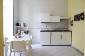 Réfrigérateur, micro-ondes, bouilloire électrique, grille-pain