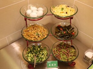 A food display with six glass bowls containing different dishes. - Vatica Qingdao Licang Xiazhuang Hexie Plaza Hotel (Qingdao)