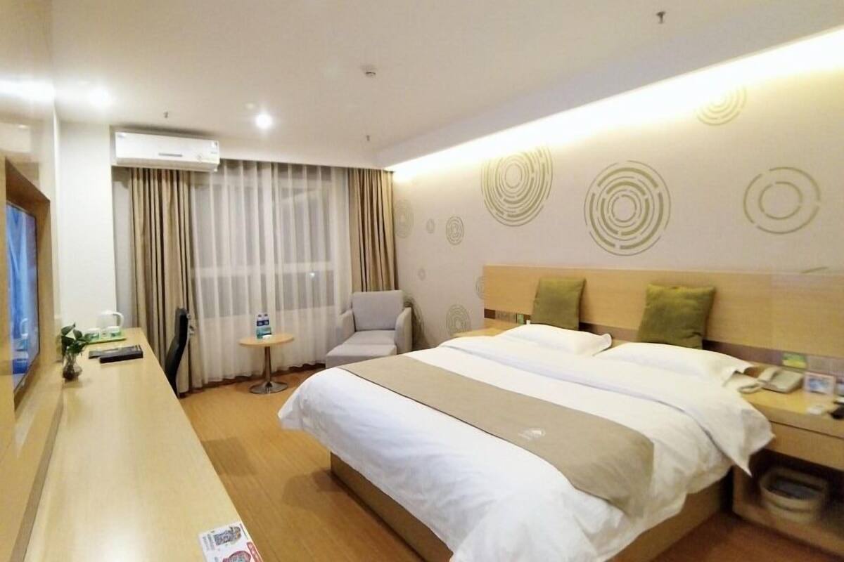 Business Room, 1 King Bed | Free wired internet