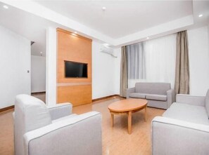 Living area | TV - GreenTree Inn Xuchang Xiangcheng Ziyun Ave Business Hotel (Xuchang)