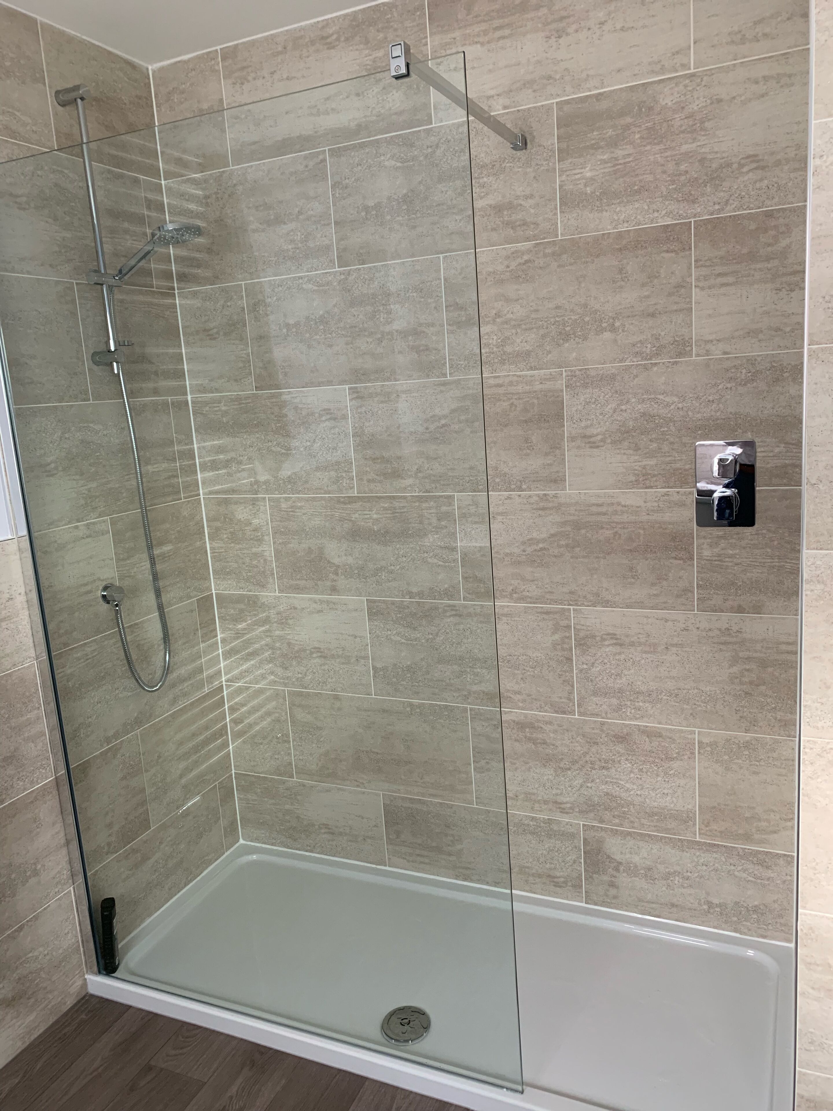 Dusche, Haartrockner, Handtücher, Toilettenpapier
