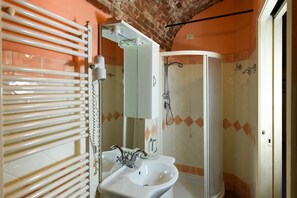 Dusche, Haartrockner, Bidet, Handtücher