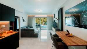 Uma cozinha moderna com bancada de madeira e área de refeições com mesa de madeira.