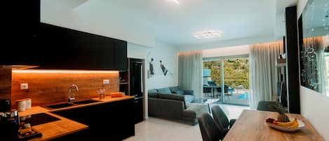 Villa Elite | Cocina privada | Refrigerador con congelador, horno y parrilla de estufa