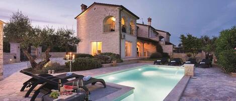 حمّام سباحة مُدفَّأ