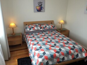 Comfort Double Room | Soundproofing, iron/ironing board, cribs/infant beds, free WiFi - MacLeod Guesthouse (Bittern)