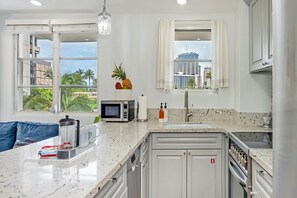 Frigorifero, microonde, forno, piano cottura