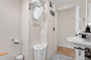 Douche, sèche-cheveux, serviettes fournies, savon