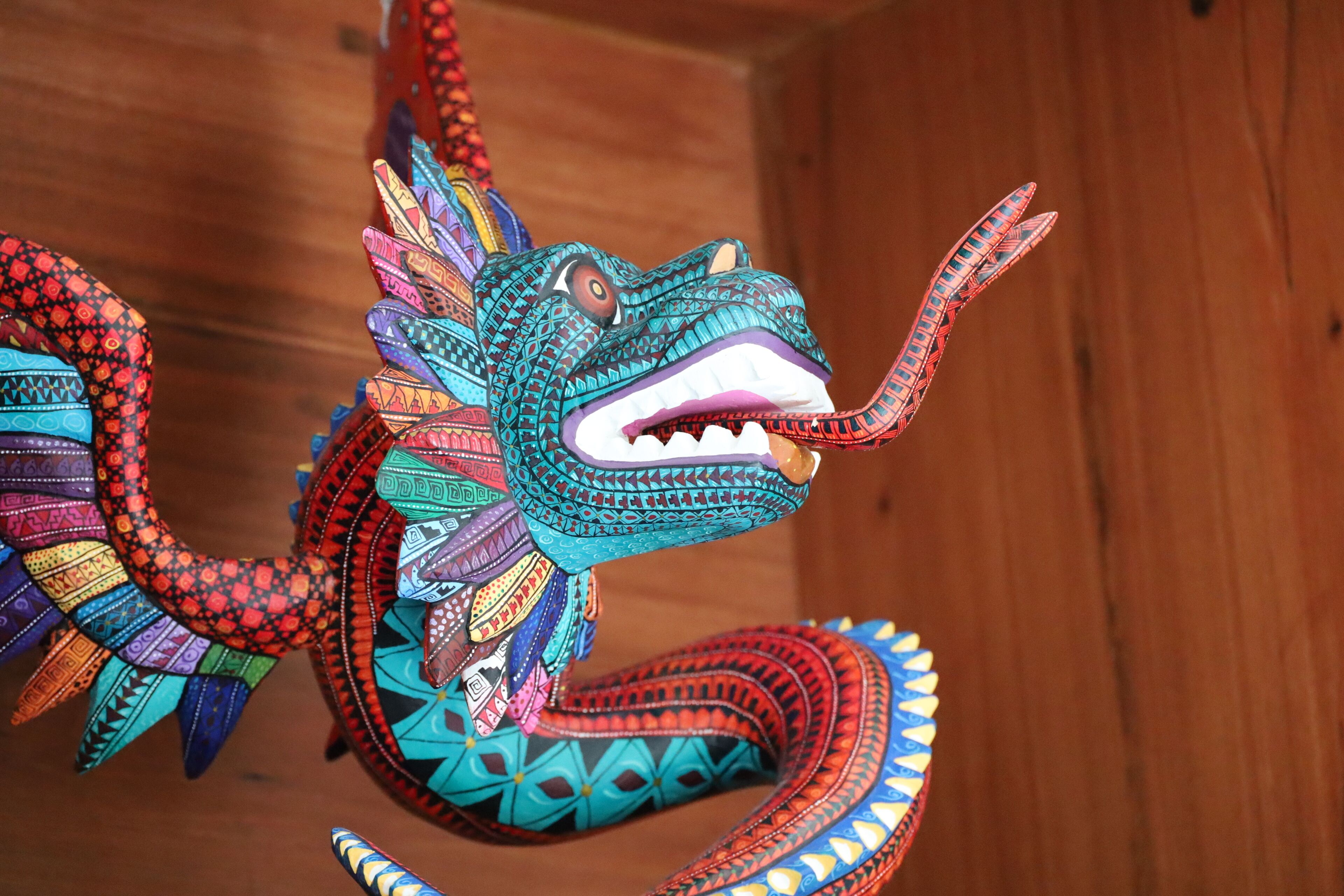 Una escultura de drac, colorida i amb un disseny detallat.