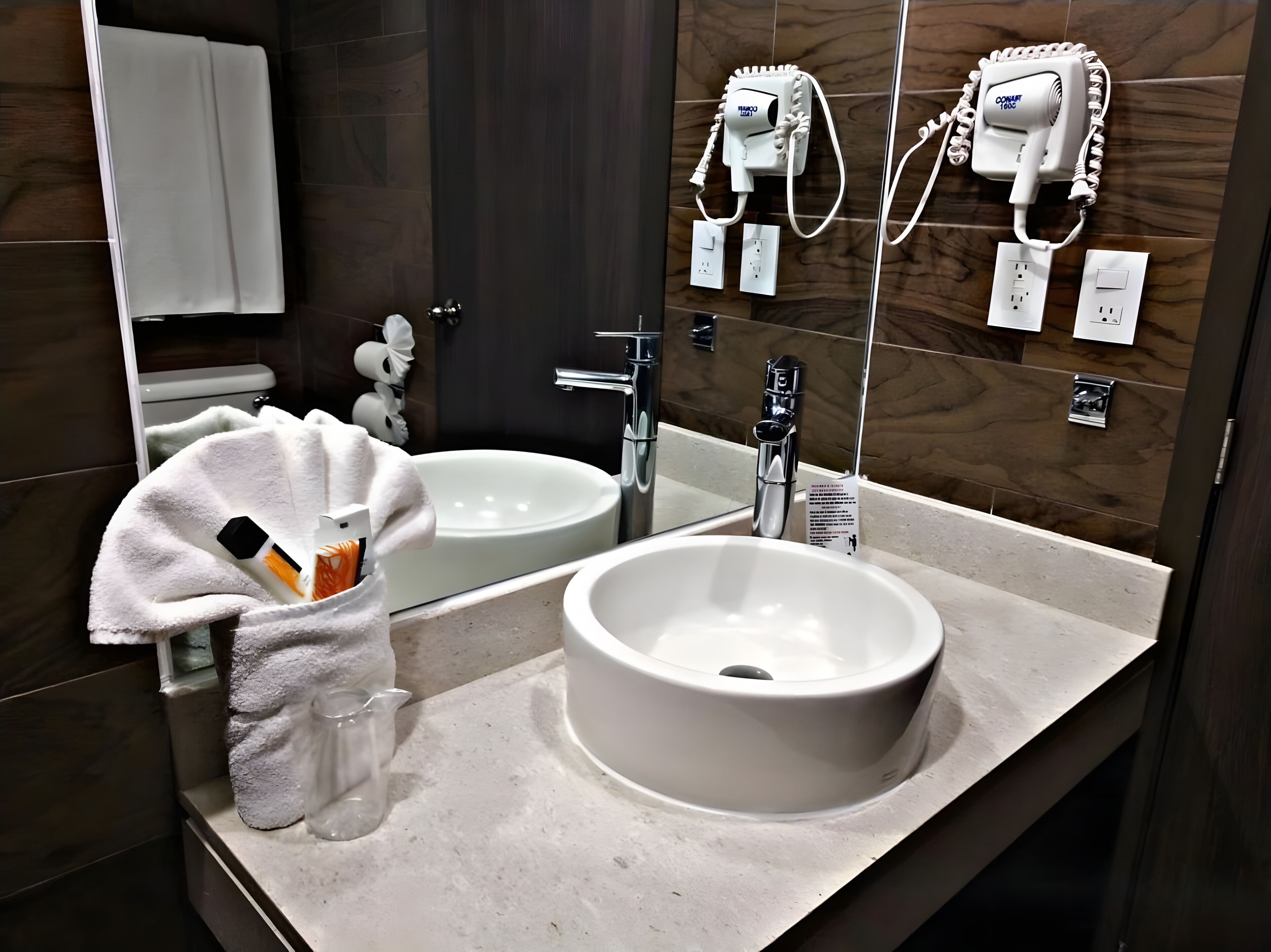 standard room - catedral tower | bathroom | hair dryer, towels, soap, shampoo