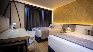 Interior Two Bed Room - Pyramid Tower | Ropa de cama de alta calidad, edredón y camas con pillow-top