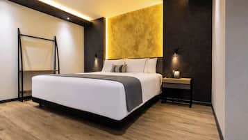 Una camera da letto moderna con un letto grande, comodini e una testiera con illuminazione integrata.