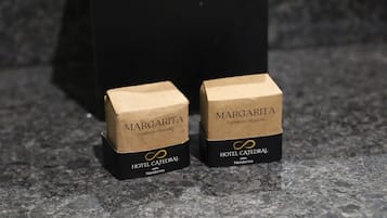 Twee bruine kartonnen dozen met de tekst 'MARGARITA' en 'CARIBBEAN TREASURE' van 'HOTEL CATEDRAL' in 'MANDARINA'.