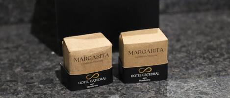 Deux boîtes en carton brun étiquetées « MARGARITA » et « TRÉSORS DES CARAÏBES », provenant de l’« HÔTEL CATHÉDRALE » à « MANDARINA ».