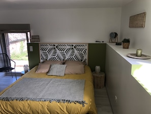 1 bedroom, desk, soundproofing, WiFi