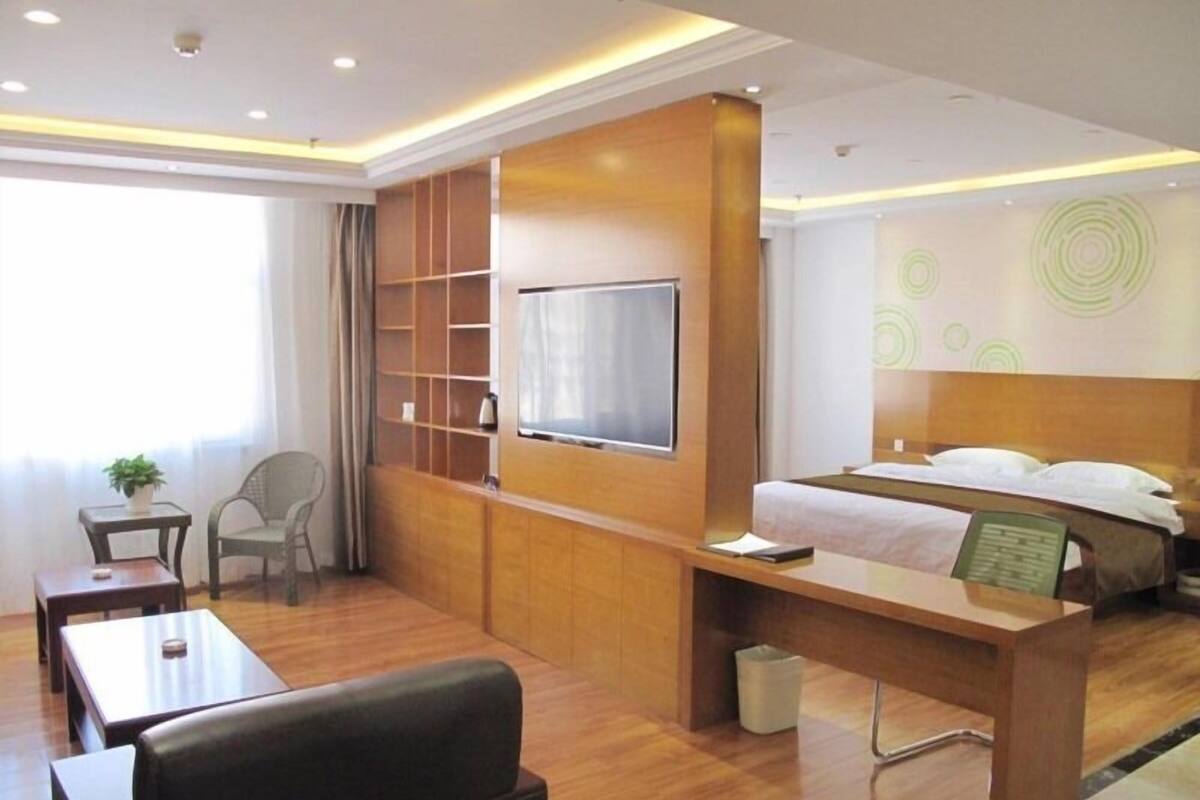 Deluxe Suite | Living area | TV