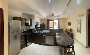 Condominio Vacacional Todo Equipado | Cocina privada | Refrigerador con congelador, microondas, horno y arrocera
