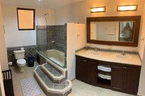 Family Condo, 3 Bedrooms (H1) | Bathroom | Combined shower/tub, towels, soap, toilet paper - Beachfront Jaco Condos - Fully Equipped - 6 Pax (Jacó)