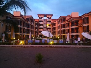On the beach, beach umbrellas, beach bar - Beachfront Jaco Condos - Fully Equipped - 6 Pax (Jacó)