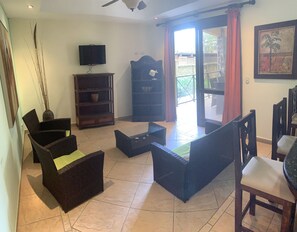 Condo familiar, 3 habitaciones (H1) | Área de sala de estar | Televisión de pantalla plana de 42 pulgadas con canales por cable 