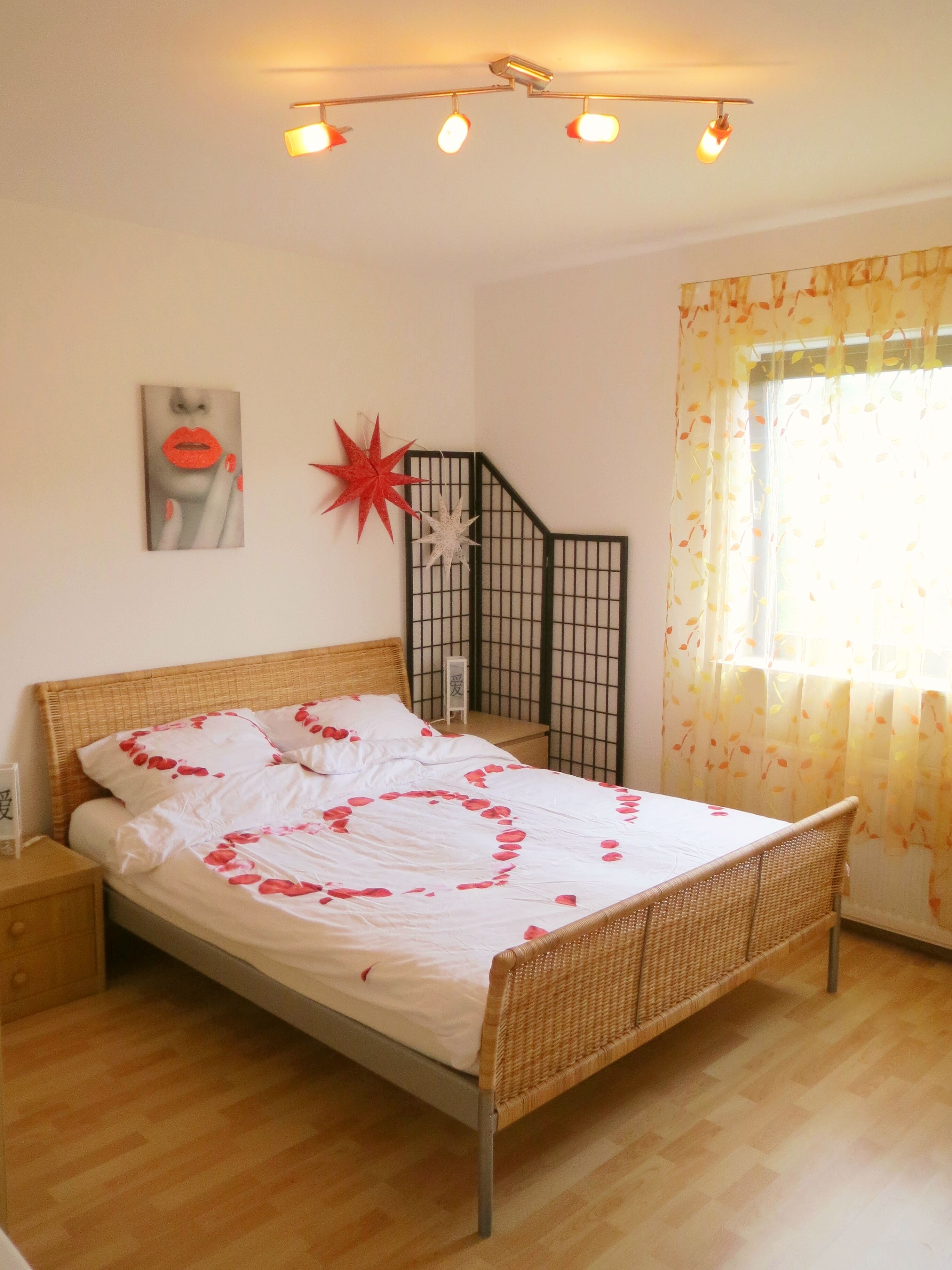 Modernes, helles Schlafzimmer im Asiastil