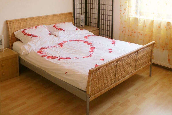Modernes, helles Schlafzimmer im Asiastil