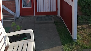 A red and white building with a door, windows, and a covered porch. - Lovingly furnished holiday home in a quiet location (Ellenberg)