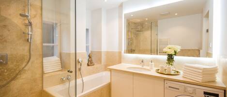 Badewanne, Haartrockner, HandtĂŒcher, Toilettenpapier