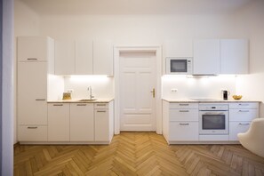 Kühlschrank, Mikrowelle, Ofen, Herdplatte